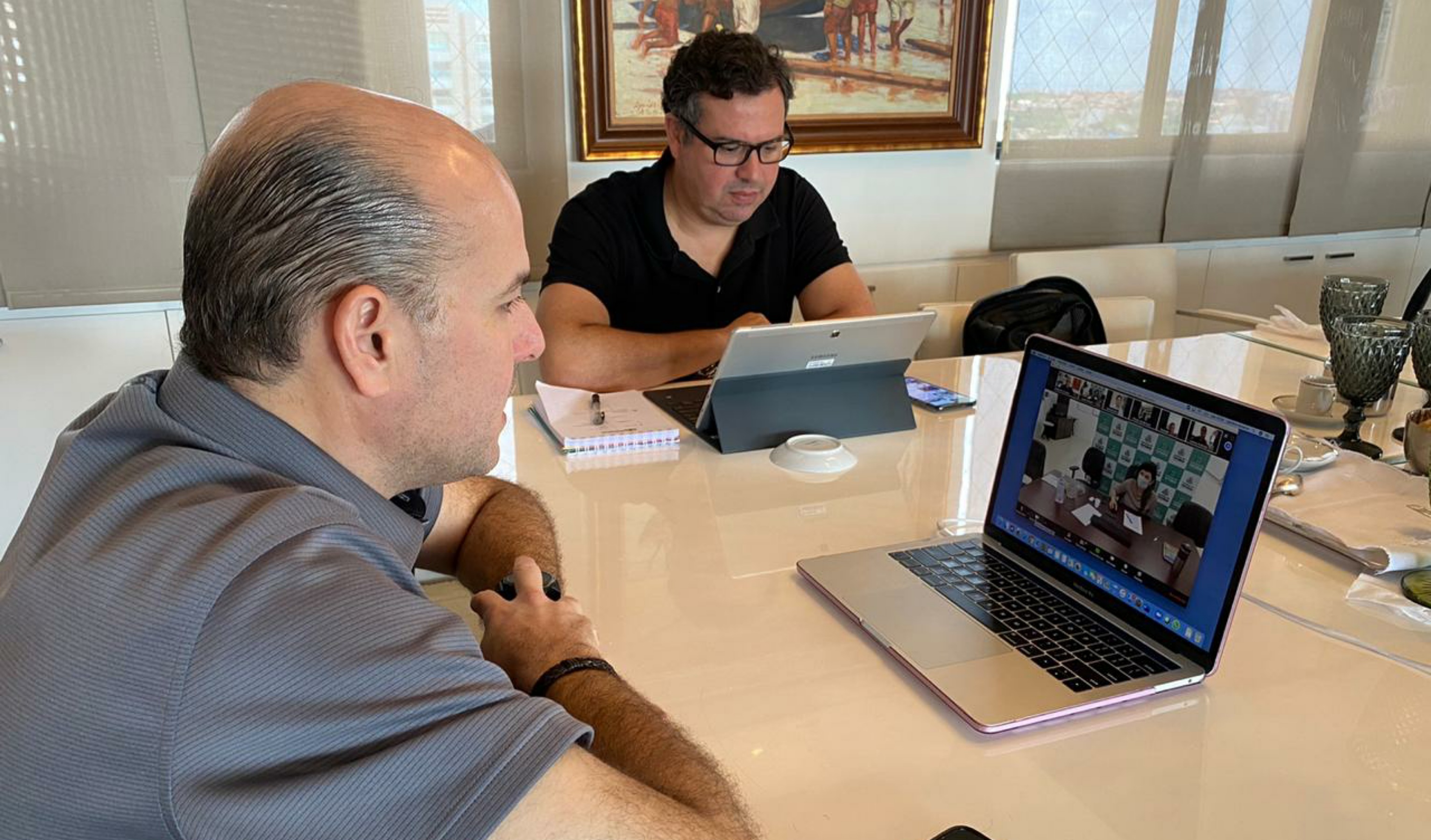 prefeito sentado à frente de um notebook